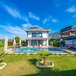 Olive Oyl - With Private Pool For 6 People In Hisaronue Φετιγιέ